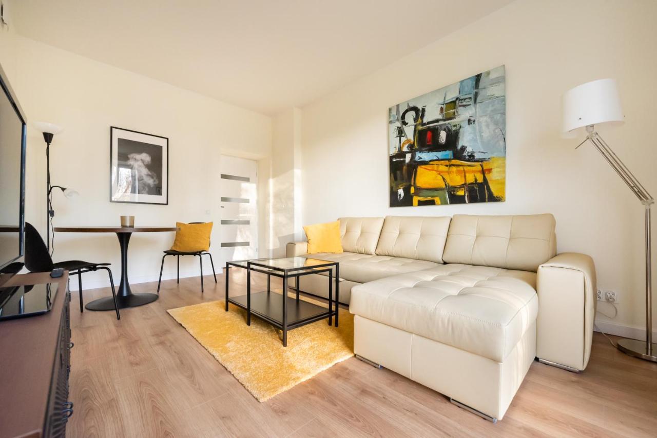 Ochota Sunny Apartment Varşovia Exterior foto